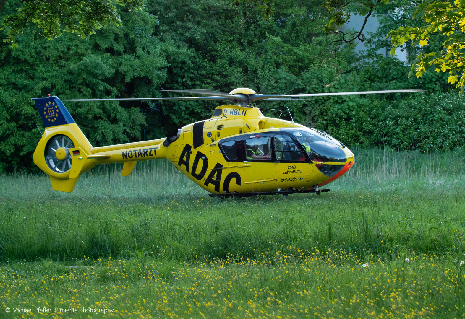 ADAC-Hubschrauber beim Take-off 