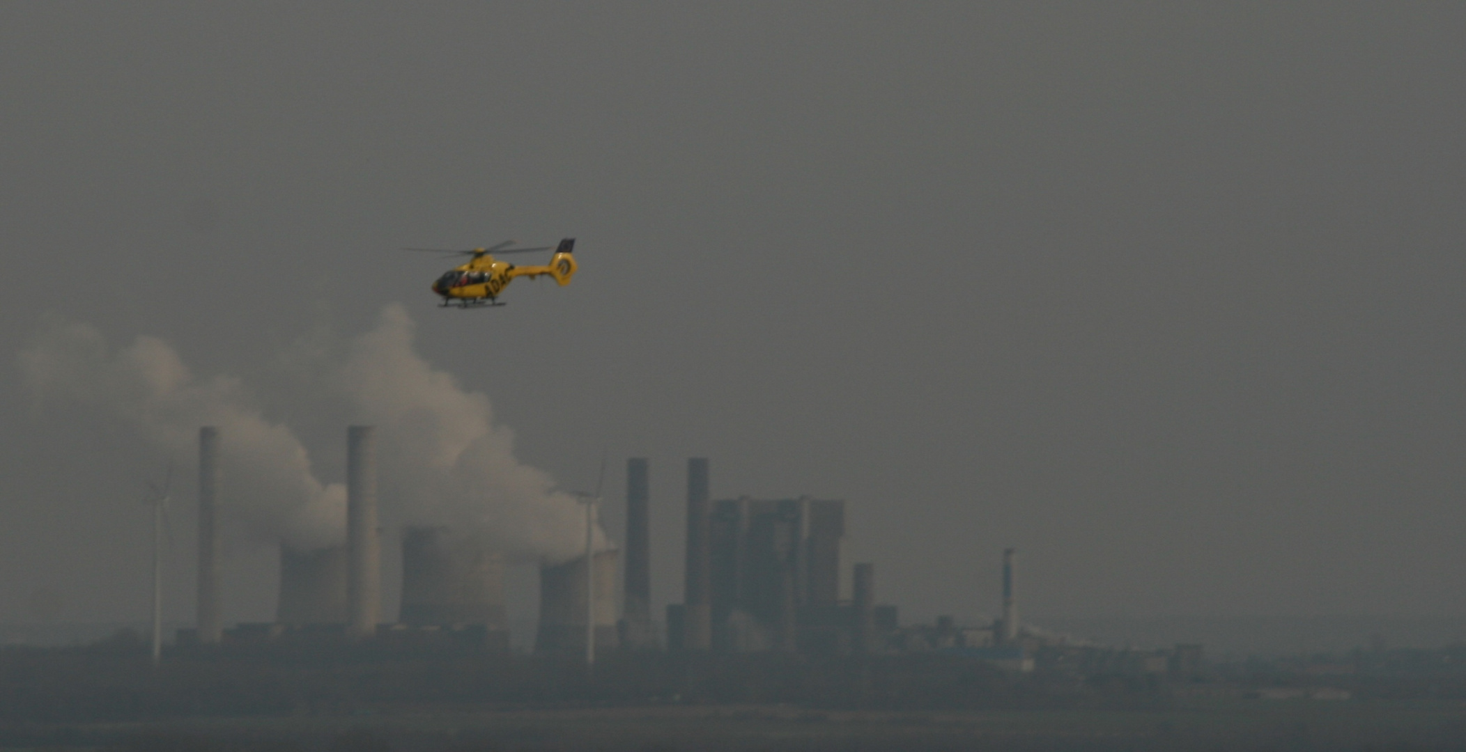 ADAC Rettungshubschrauber über dem Braunkohlekraftwerk Weisweiler !!