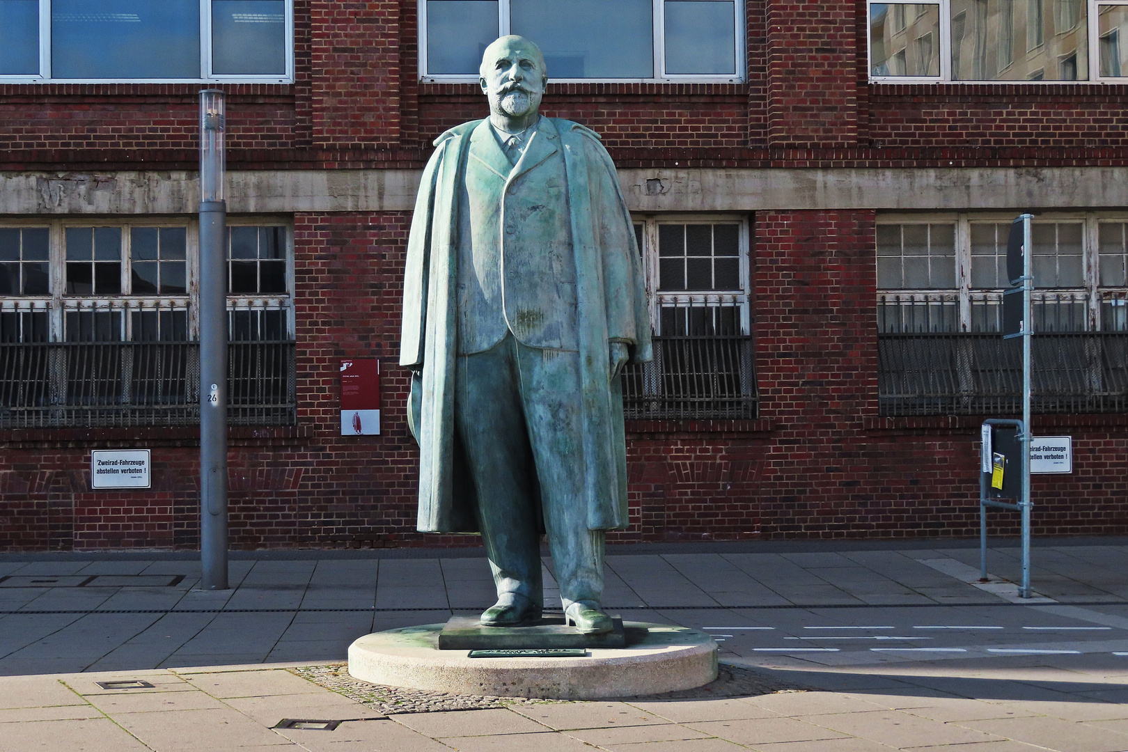 Adam Opel-Denkmal/ Rüsselsheim