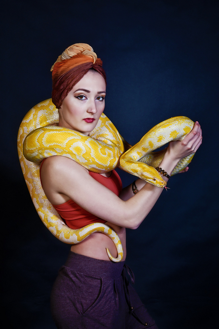 Adele mit Tigerpython-2