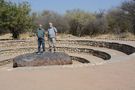 Zwei Schwergewichte auf einem noch viel Größeren; Der Hoba Meteorit von Andreas E.S.