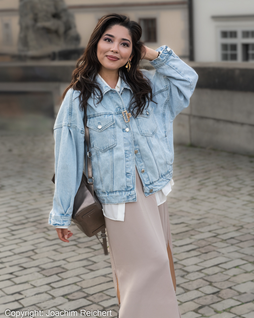 Adina auf der Karlsbrücke in Prag