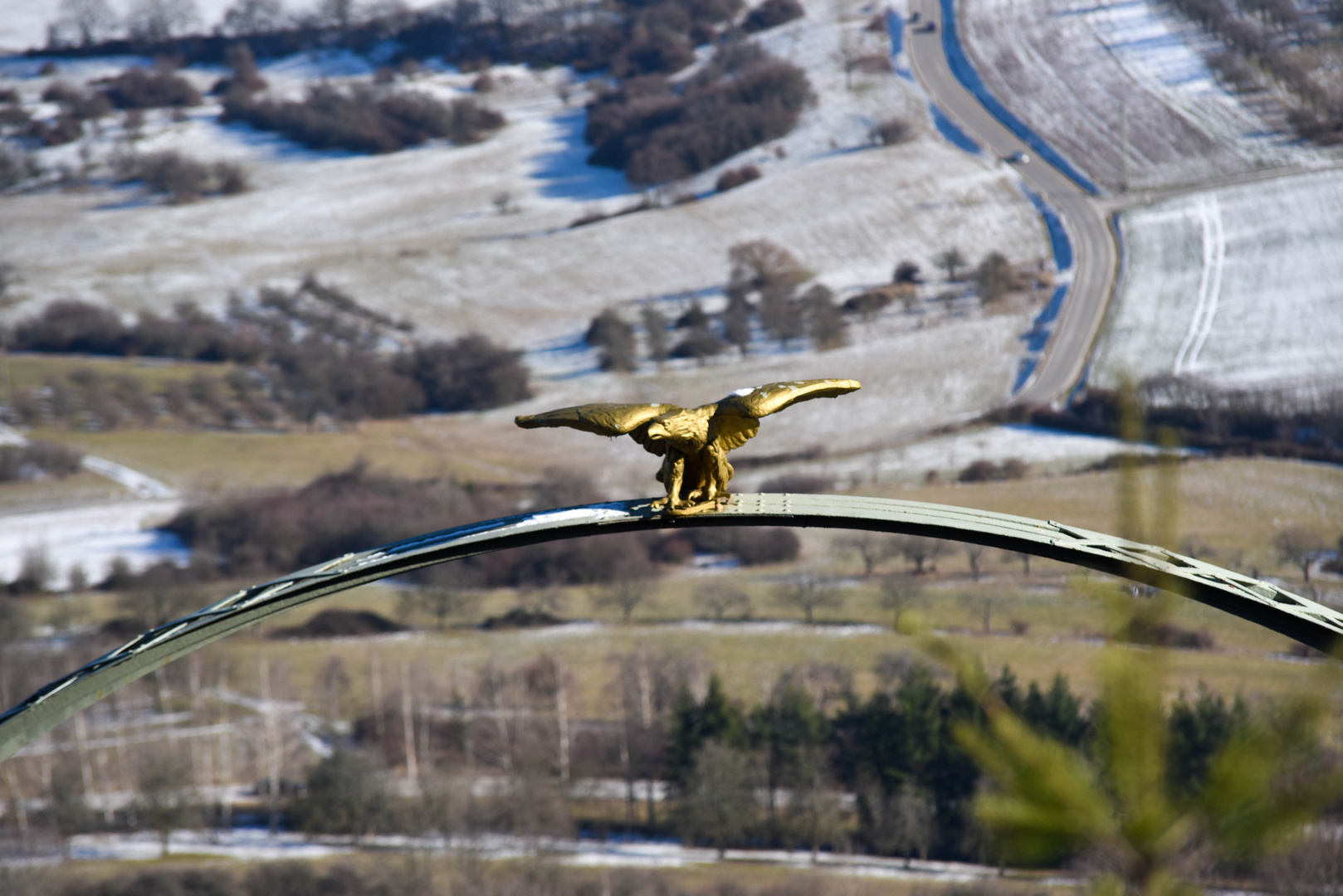 Adler auf Metallbogen