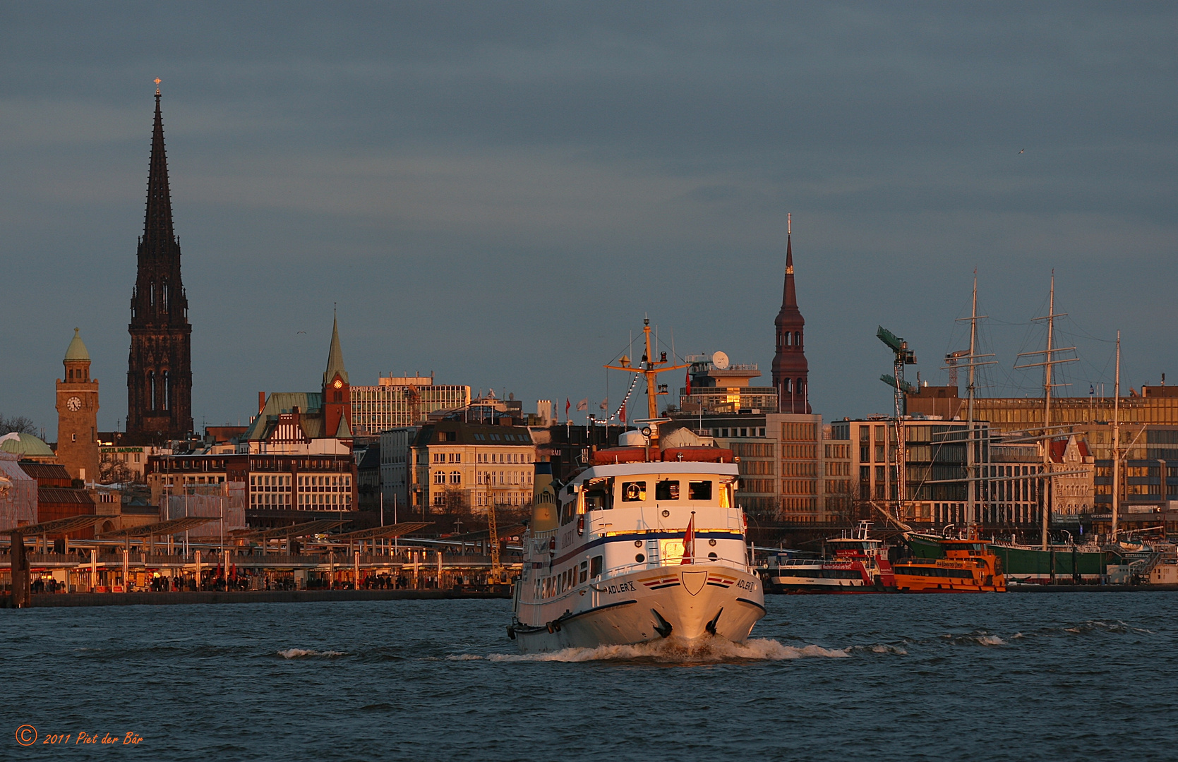 "Adler X Kurs Sonnenuntergang" im Hamburger Hafen
