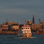 "Adler X Kurs Sonnenuntergang" im Hamburger Hafen