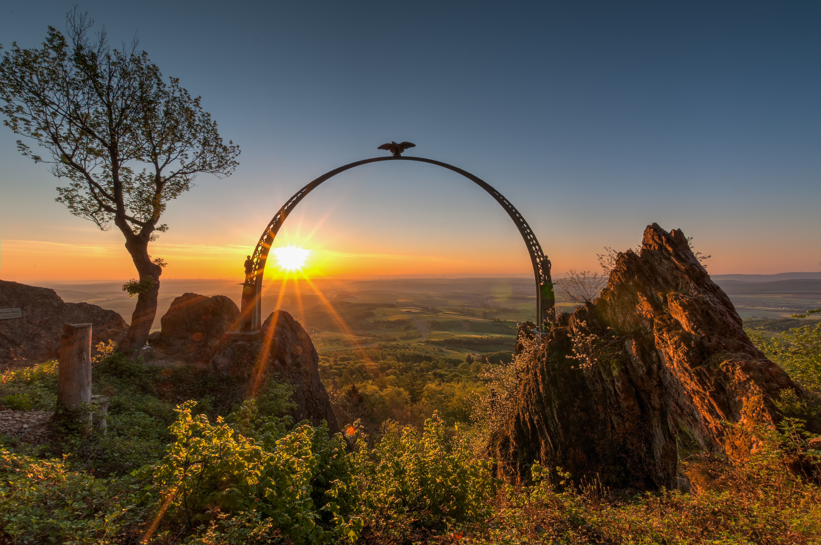 Adlerbogen im Sonnenaufgang