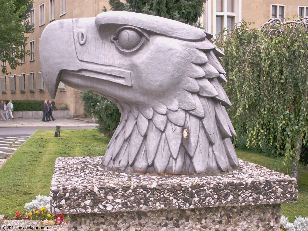 Adlerkopfstatue (Eagle Square) am Platz der Luftbrücke vor dem Flughafen Berlin-Tempelhof