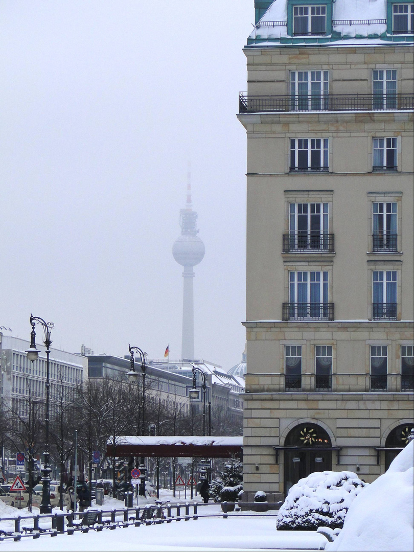 Adlon und Fernsehturm im Winter