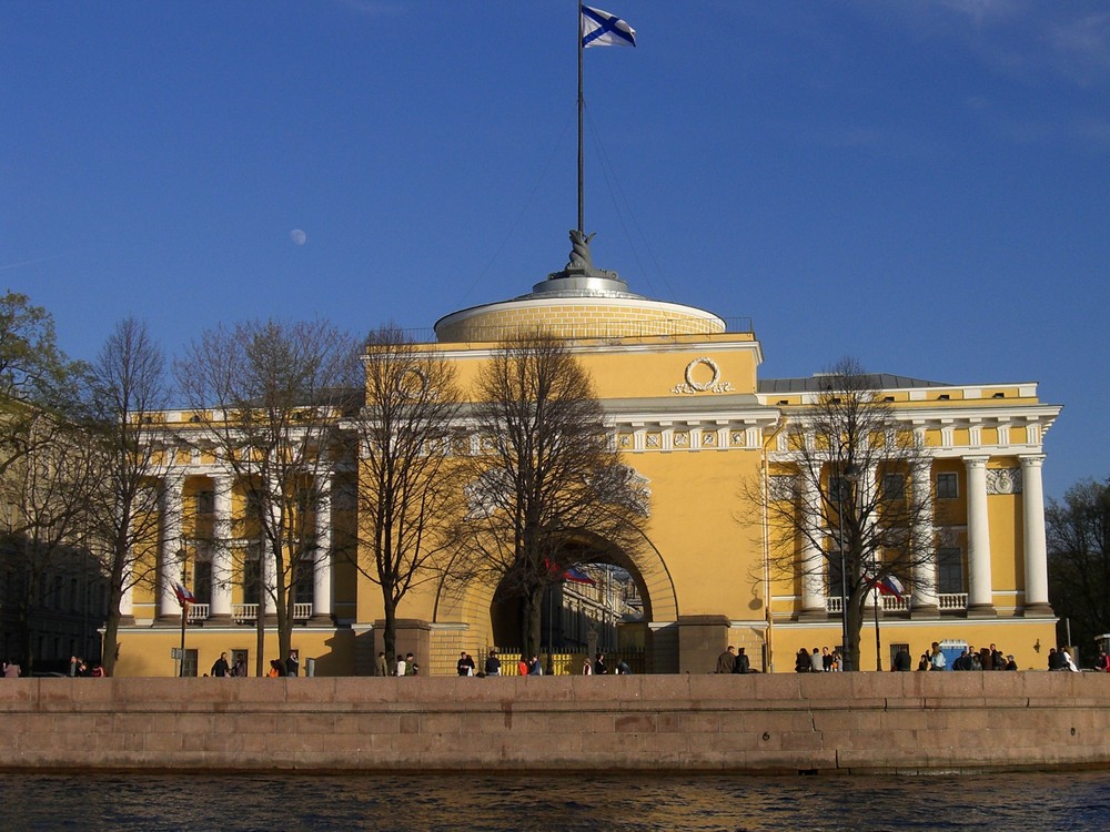 Admiralität in St. Petersburg/RUS von der Fluß Seite