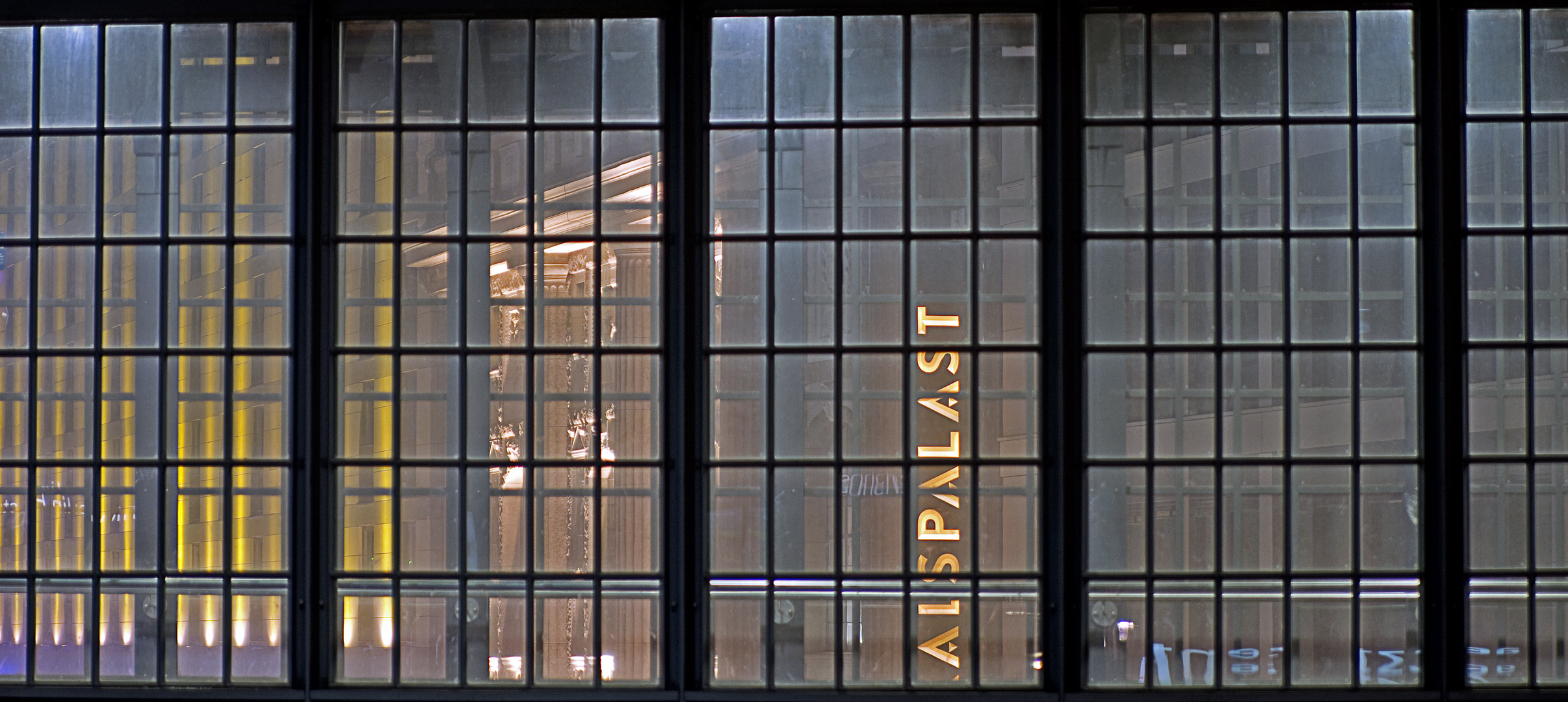 Admiralspalast hinter der Fußgängerbrücke