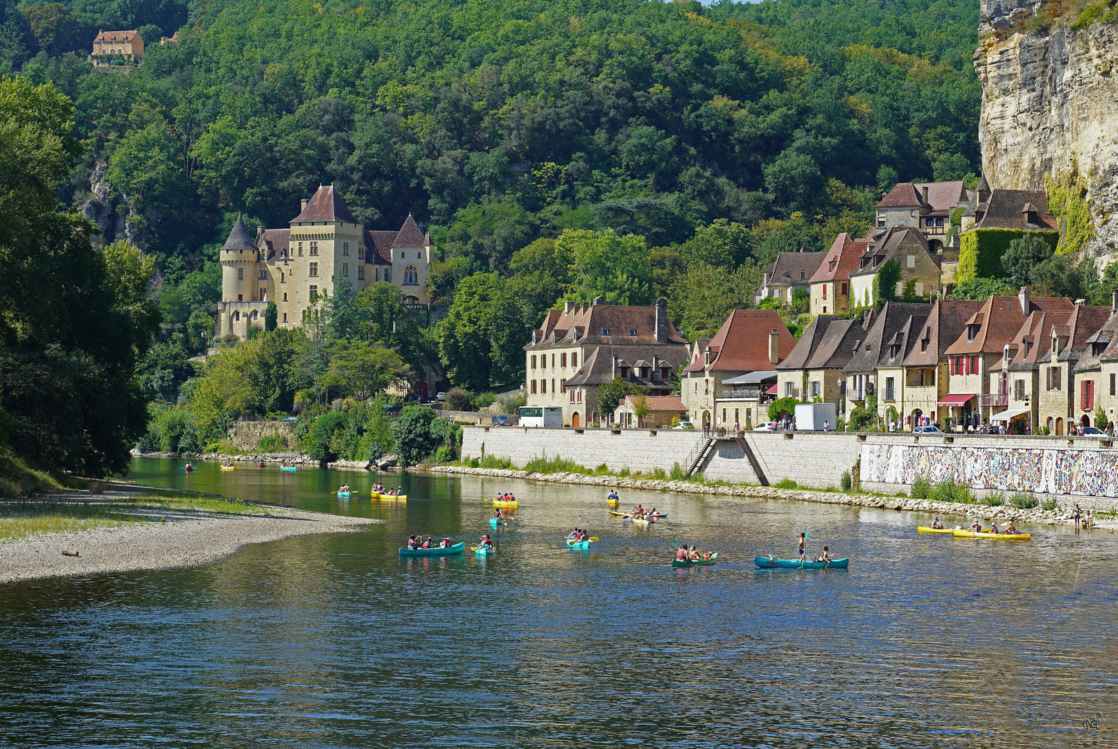 Adossé à une Falaise le long de la Dordogne ....