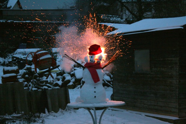 Advent Advent ein Schneemann wird gesprengt...