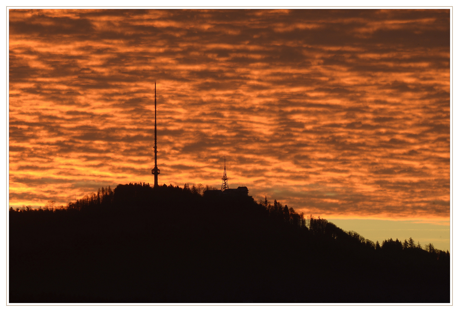 Adventhimmel über dem Uetliberg.