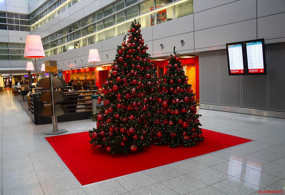 Adventliche Einstimmung auf Weihnachten am Flughafen in Düsseldorf