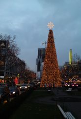 Adventliche Stimmung an der KW-Kirche in Berlin