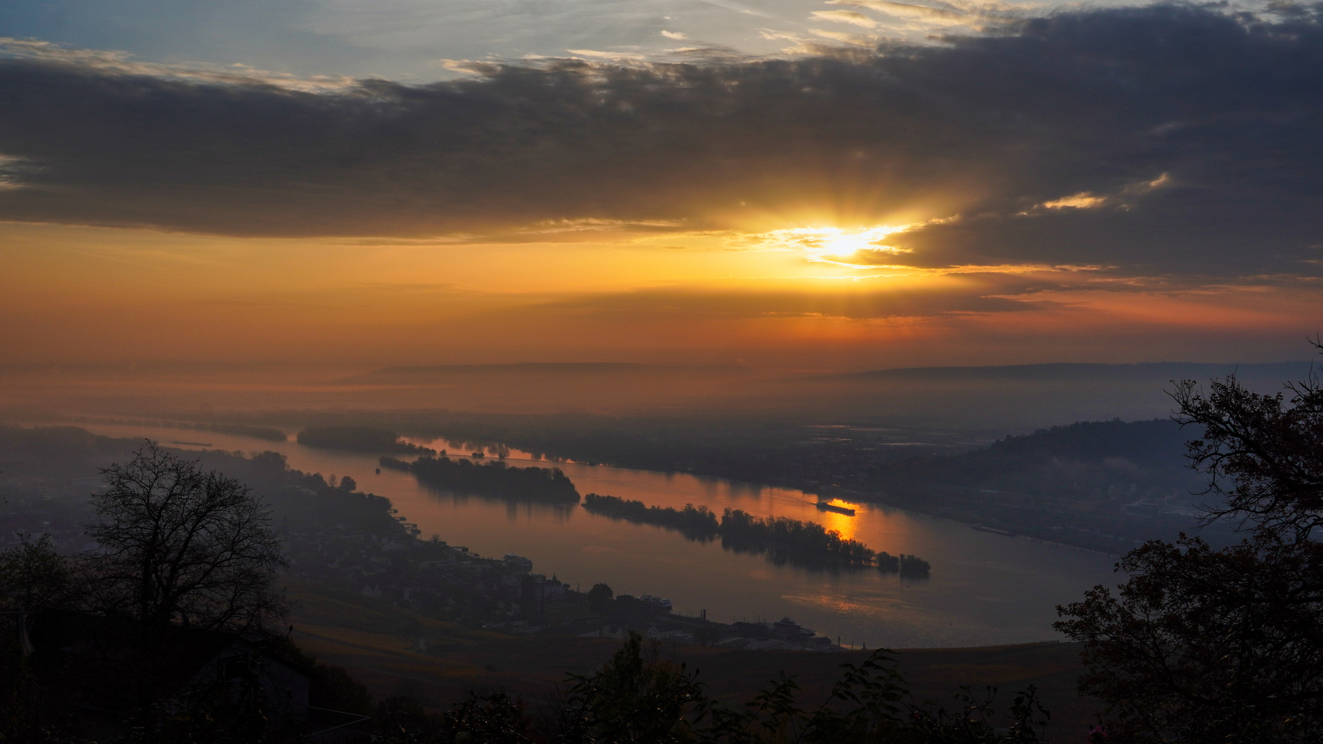 Adventlicher Sonnenaufgang am Rhein