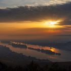 Adventlicher Sonnenaufgang am Rhein