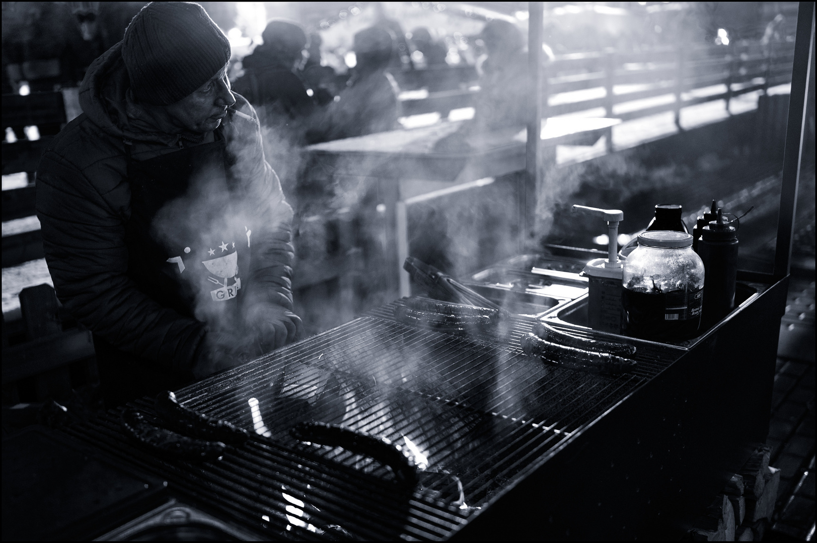 Adventmarkt, Wurst auf Holzkohlengrill.