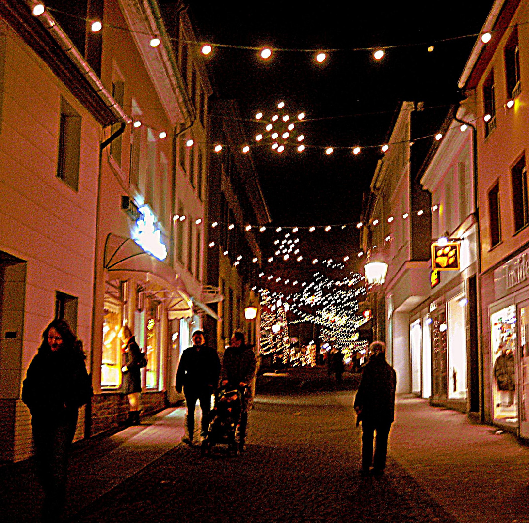 Adventsbeleuchtung auf der Düsseldorfer Straße in Richtung Marktplatz