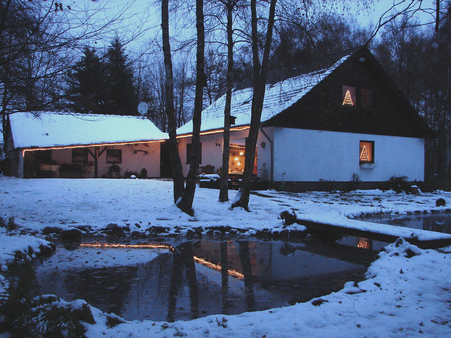 Adventsdekoration im ersten Schnee