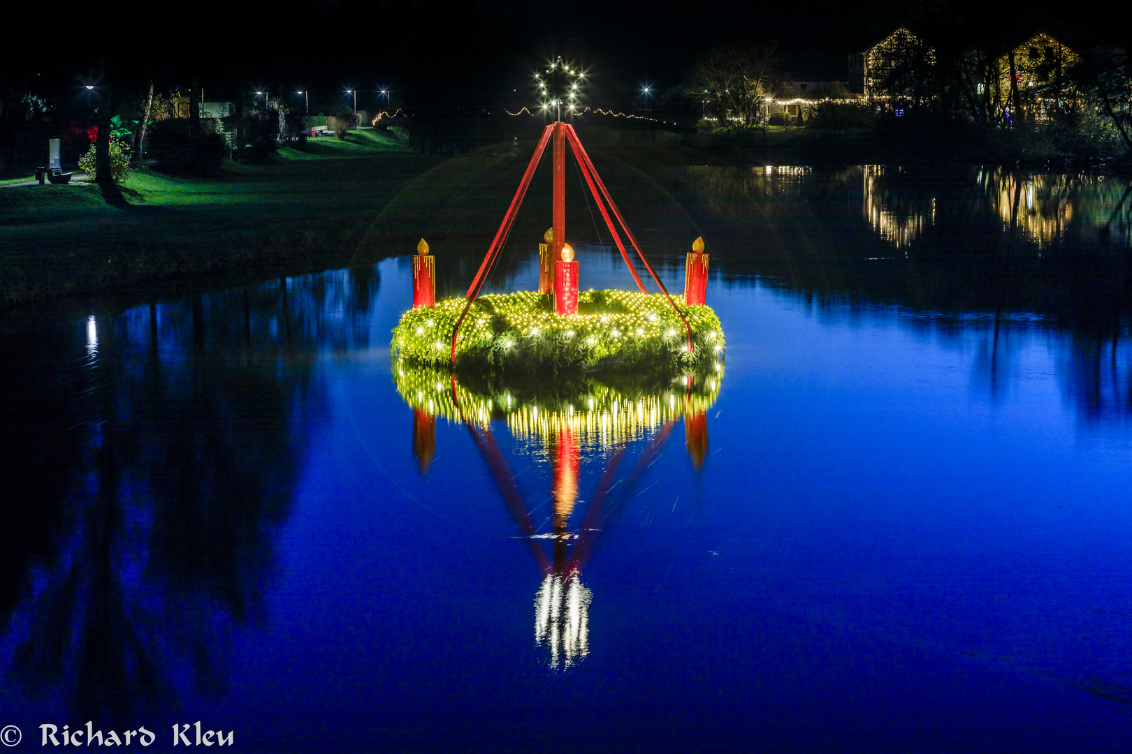 Adventskranz mit 8 m Durchmesser auf der Wied