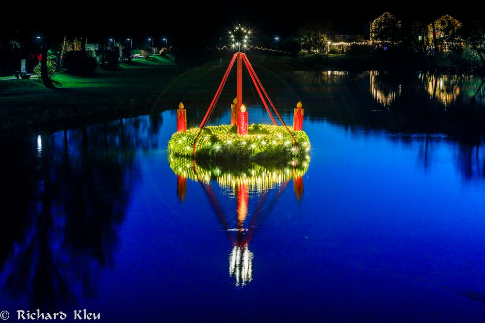 Adventskranz mit 8 m Durchmesser auf der Wied