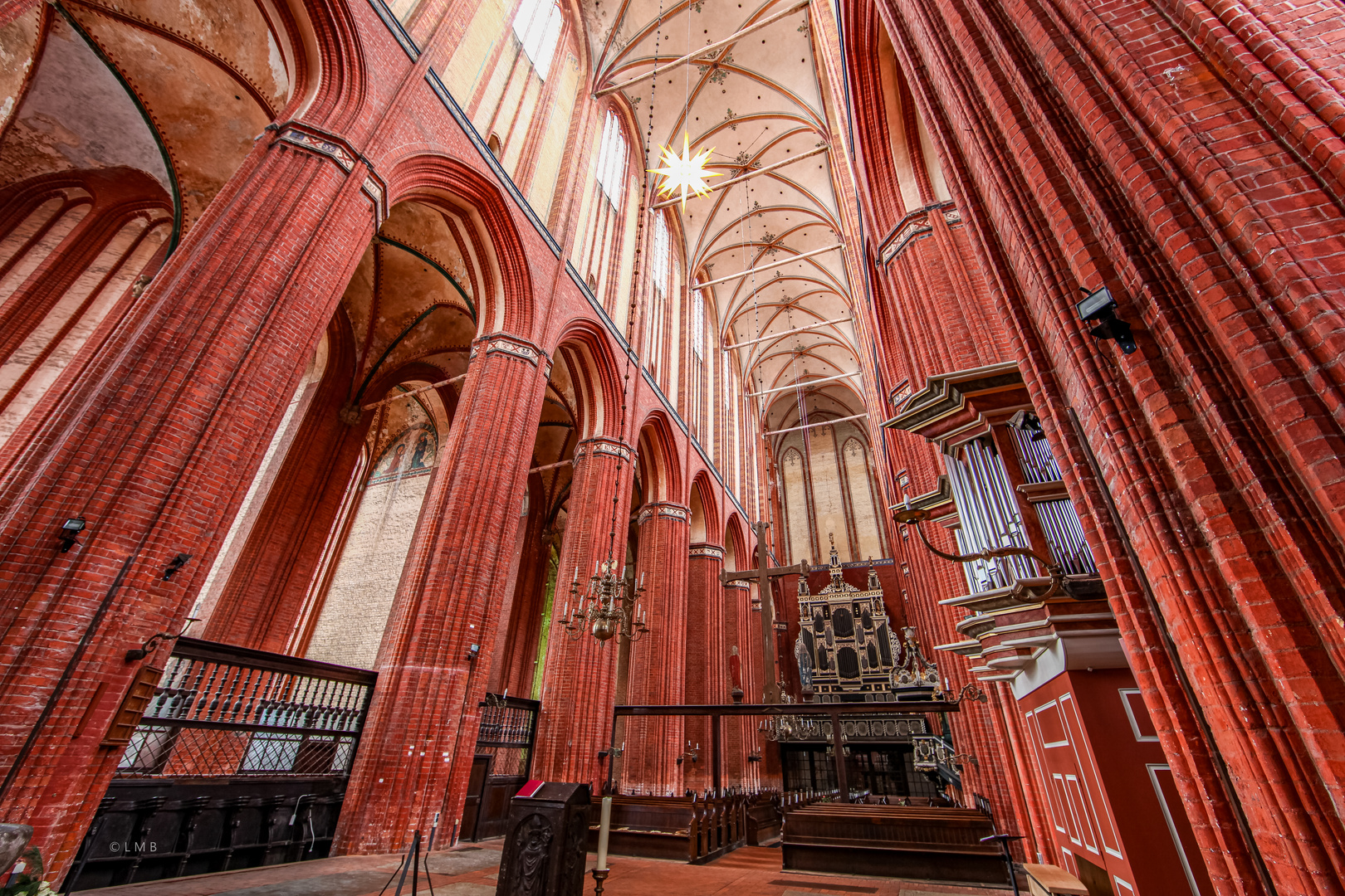 Adventsstern im hohen Kirchenschiff