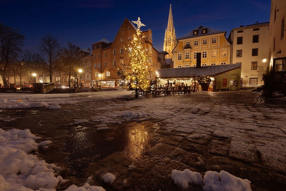 Adventsstimmung an der historischen Wurstkuchl in Regensburg
