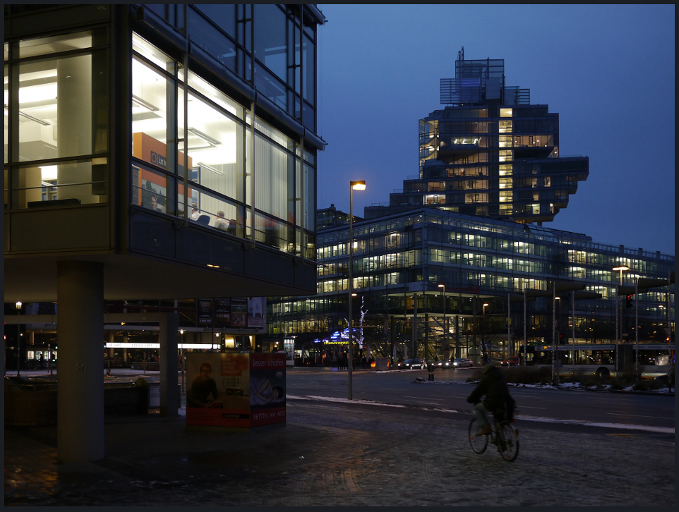 Aegi zur blauen Stunde, im Hintergrund das "LKA"