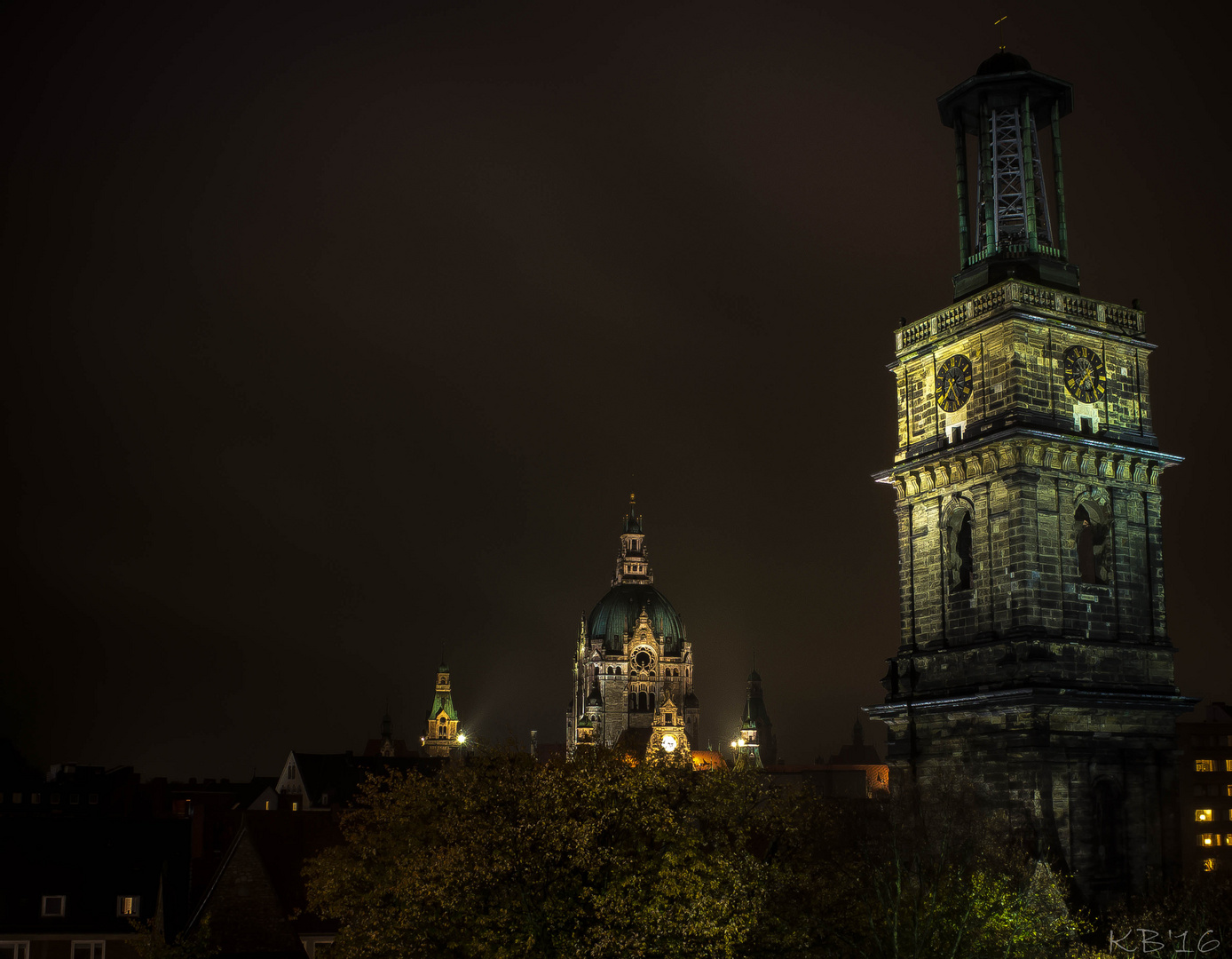 Aegidienkirche und das neue Rathaus Hannover