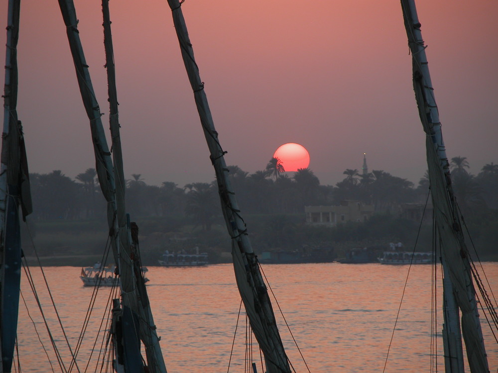 Ägypten; Luxor - Abendstimmung am Nil