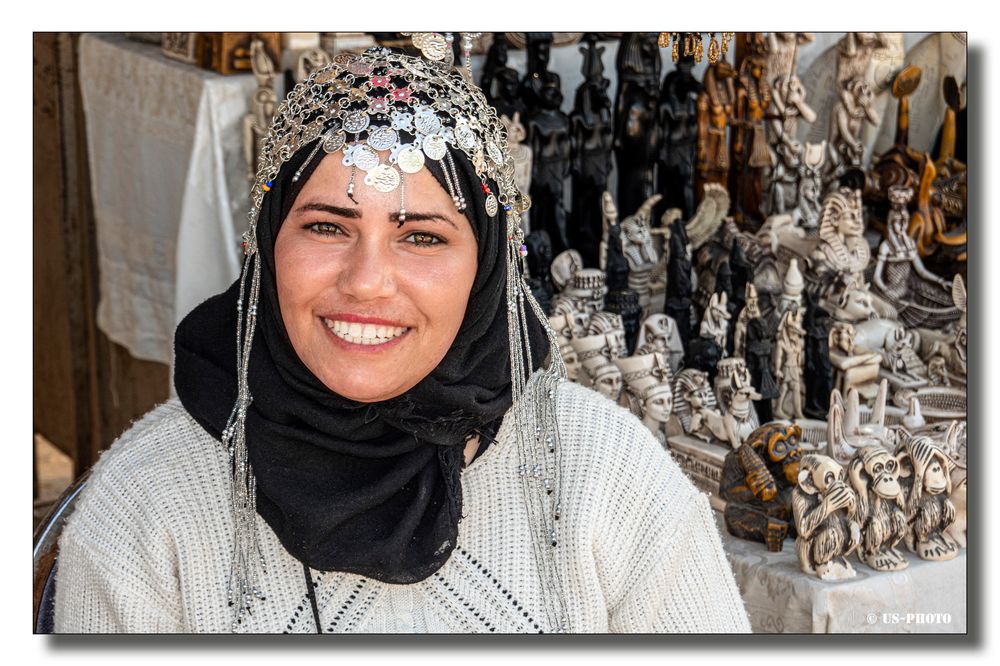 Ägyptische Verkäuferin an der Pyramide von Gizeh
