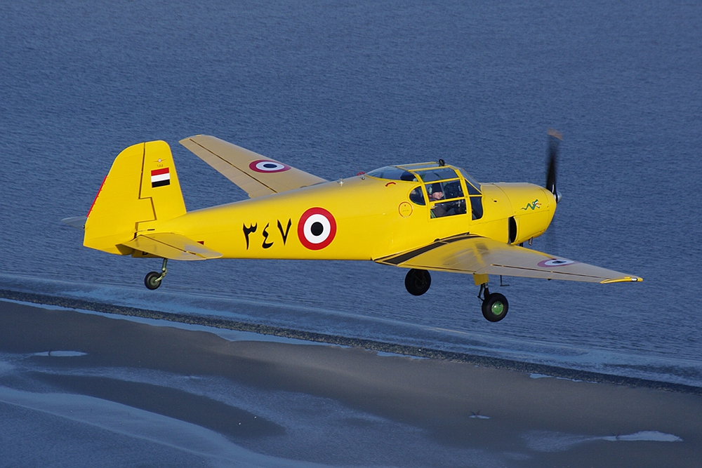 Ägyptisches Flugzeug über dem Wattenmeer