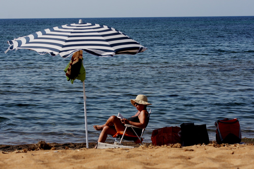 Ältere Dame am Strand.