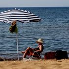 Ältere Dame am Strand.