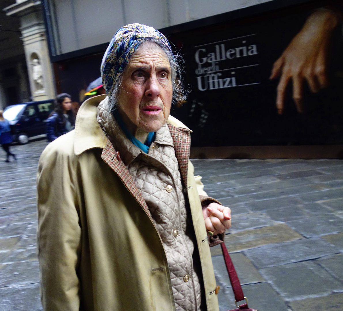 Ältere Dame in Florenz vor den weltberühmten Uffizien
