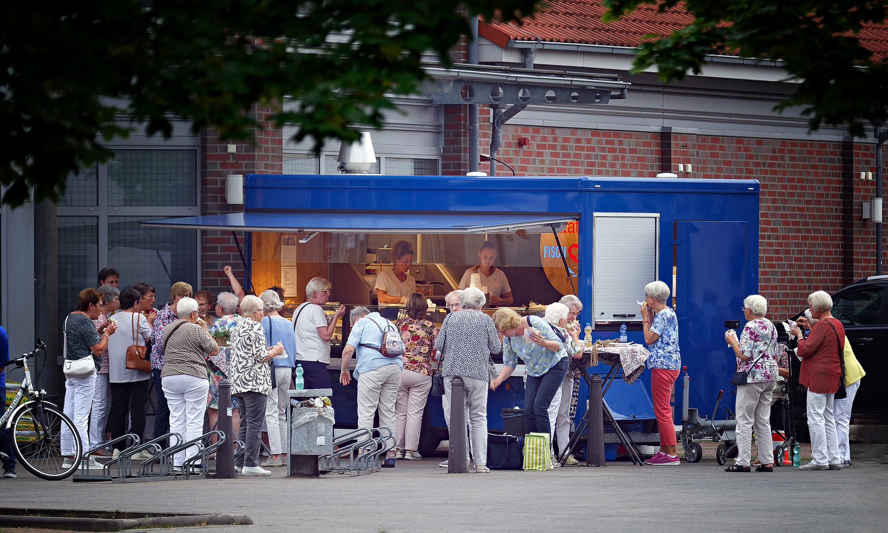 Ältere Damen überfallen eine Fischbude :)