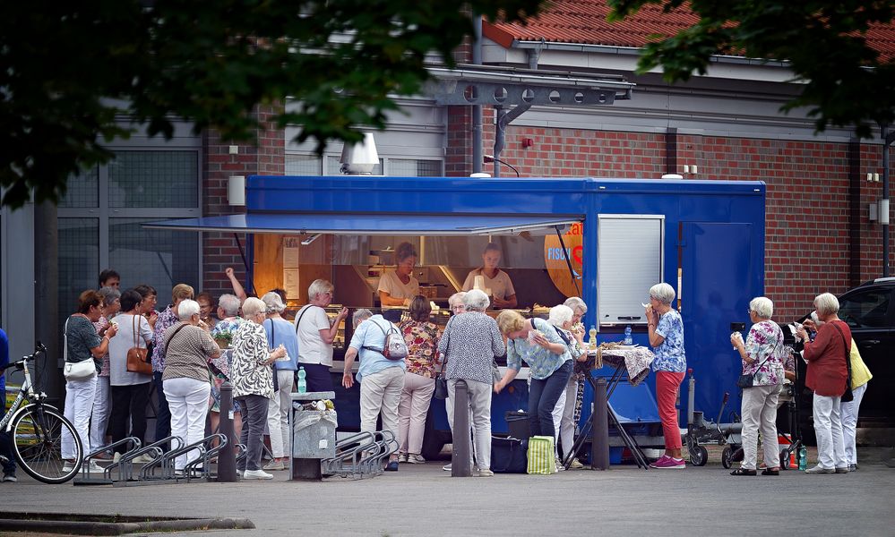 Ältere Damen überfallen eine Fischbude :)