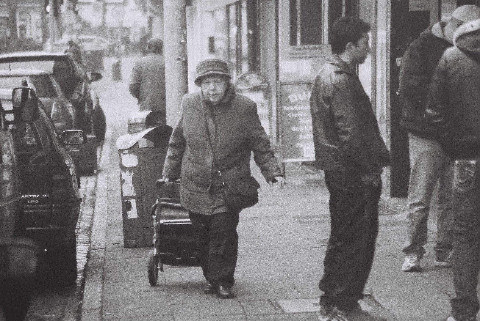 Ältere Frau auf den Weg in die Innenstadt .