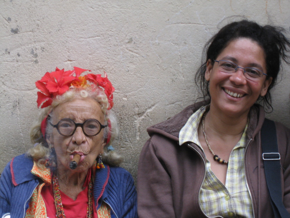 Ältere Frauen in Habana treiben ihren Spass mit den Touristen