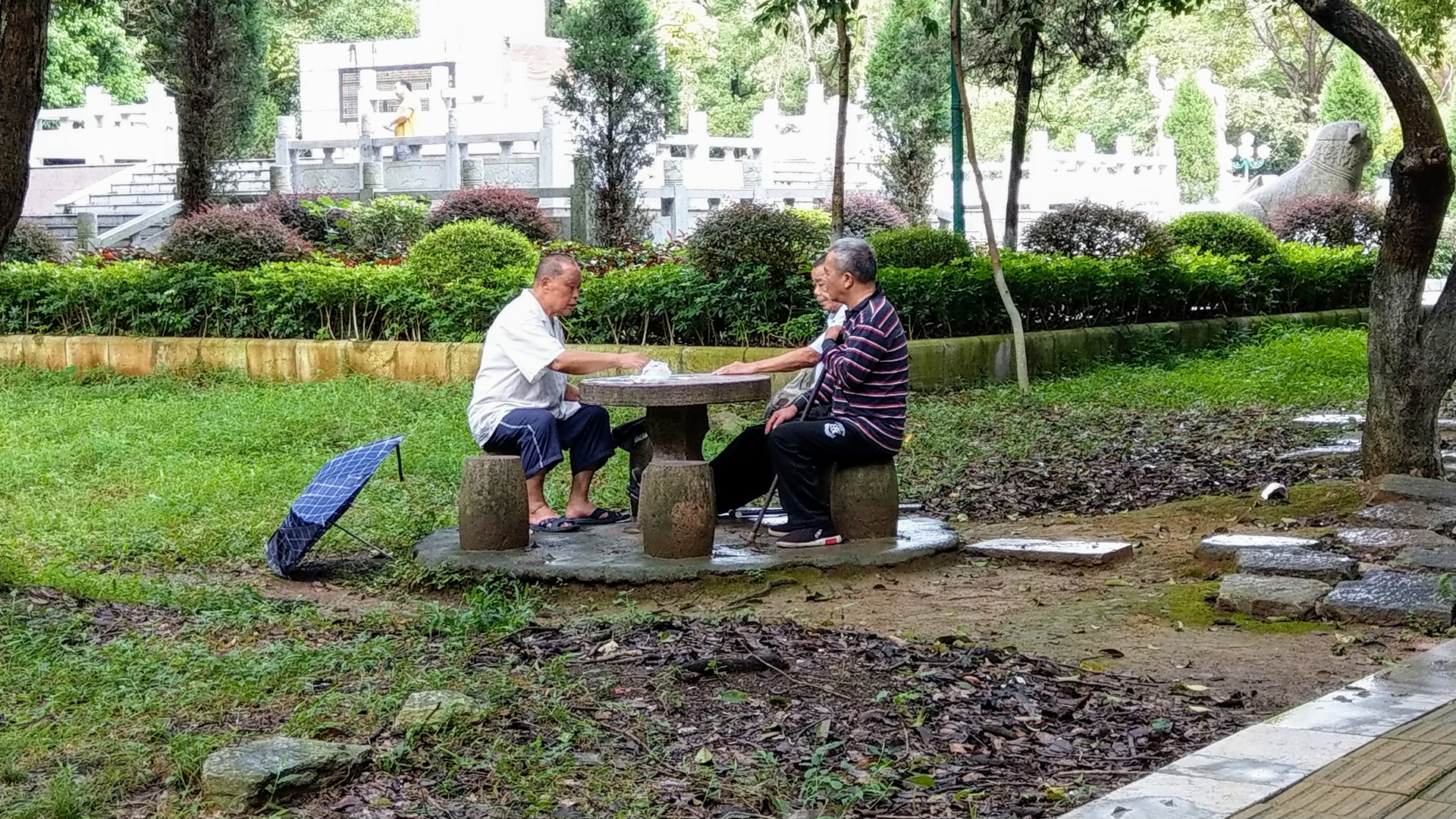 Ältere Herren beim Spielen im Yangshuo Park