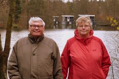 ältere Menschen genießen den Urlaub