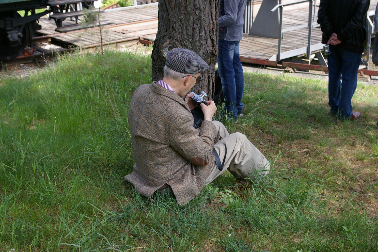 Älterer Herr mit alten Fotoapparat