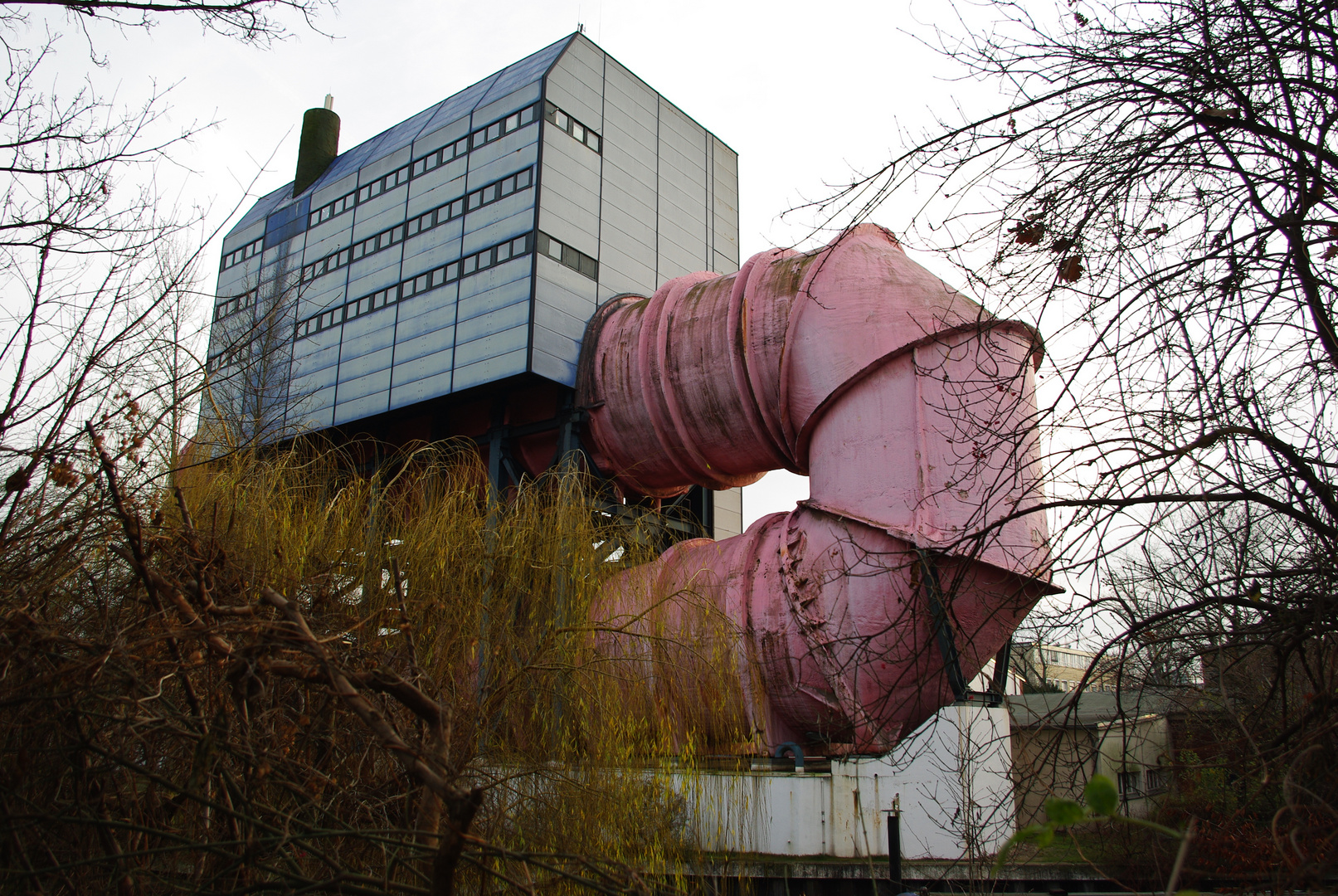 älteres Industriegebäude in Rosa und Himmelblau