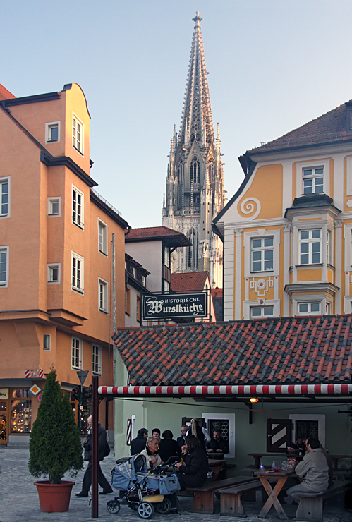 Älteste Wurstküche der Welt mit Regensburger Dom