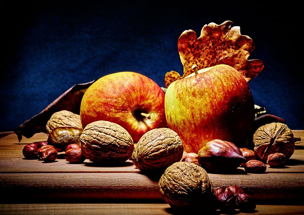 Äpfel mit Nüssen Foto & Bild | stillleben, tabletop, spezial Bilder auf