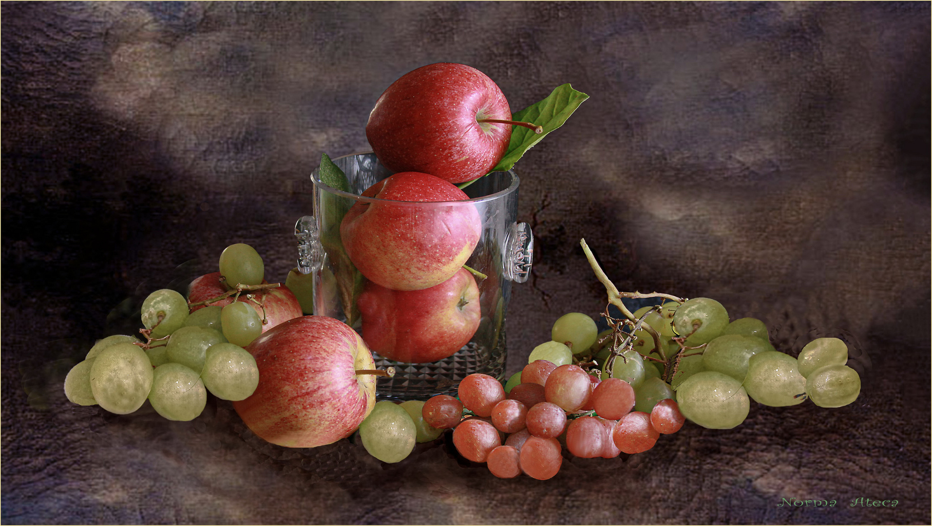 Äpfel und Weintrauben.