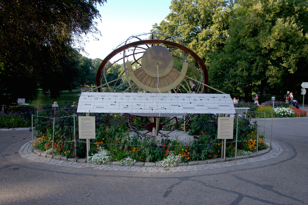 Äquatoral Sonnenuhr im Zoo Karlsruhe