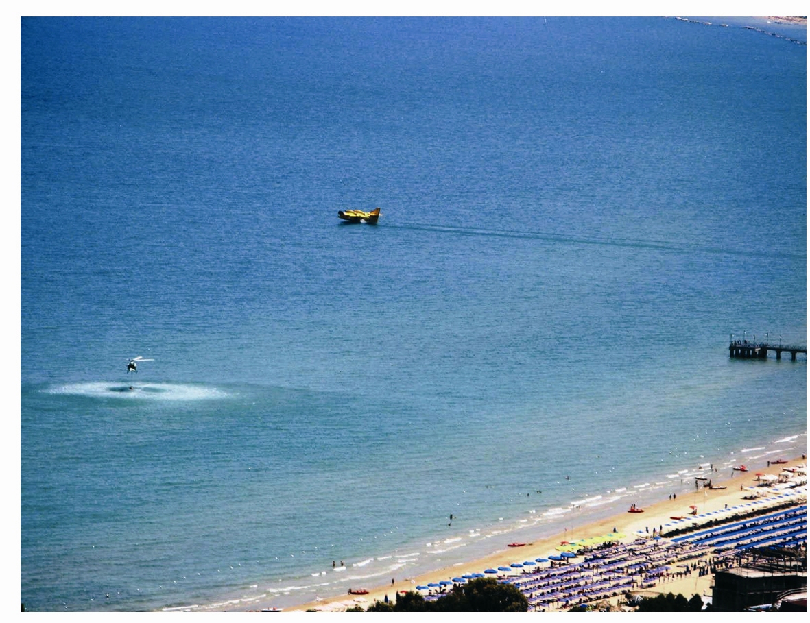 Aerei antingendio tra i bagnanti nel mare di Vasto