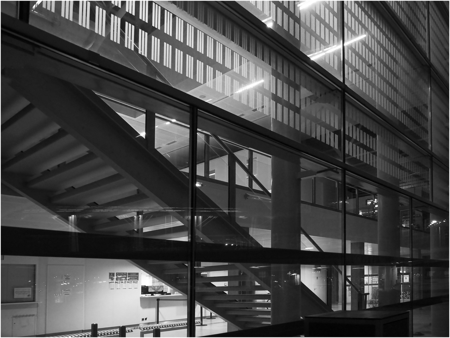 Aéroport de Bordeaux Mérignac la nuit